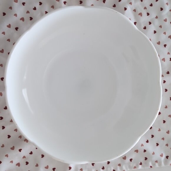 DEAL! Vintage Milk Glass Serving Pedestal Bowl. Scalloped Rim - Picture 4 of 6